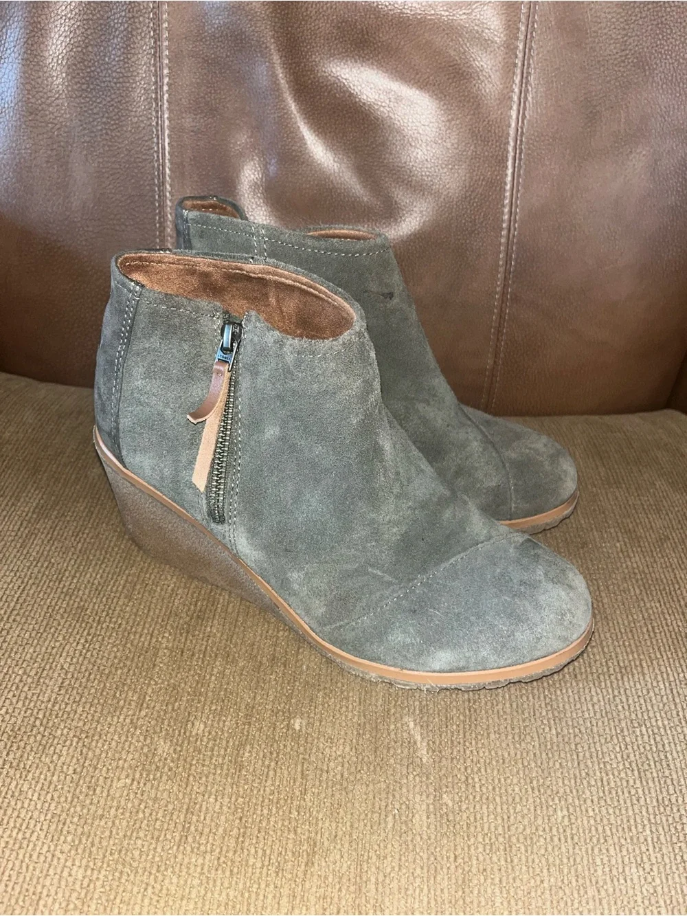 TOMS Women's Avery Olive Suede Wedge Bootie size 9 Excellent like new condition